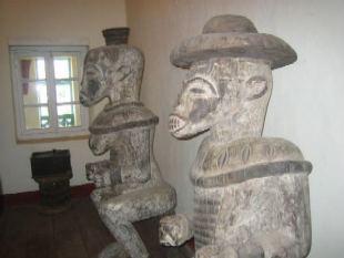 figuras en Museo de Bafut.