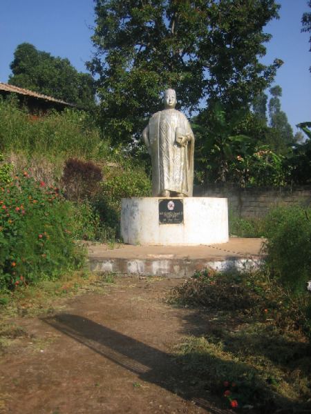 monumento entrada poblado en Dschang