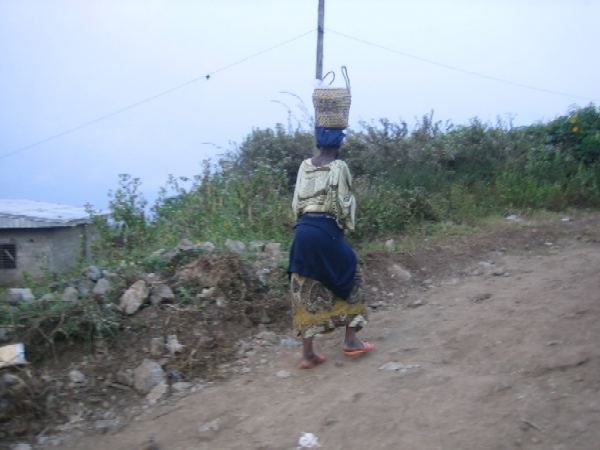 nativa con cesto en Nkonsamba