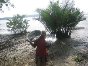 pescador en las marismas de Douala