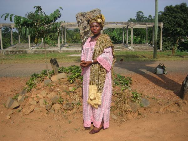 reina de Bafut en arbol del sacrificio