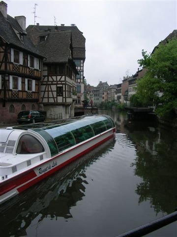 Barco de paseo por el Canal de Alsacia a su paso por el barrio de la Pequea Francia de Estrasburgo.