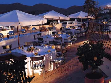 El clima suave es ideal para una celebracin al aire libre en la terraza de Banquetes