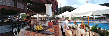 Piscina en Las Lomas y Restaurante La Prgola