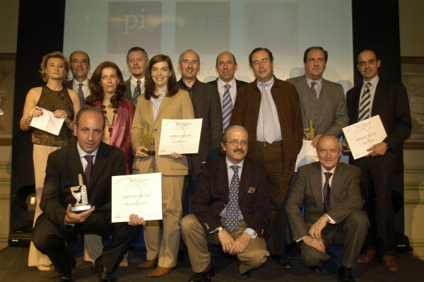 Arriba de izd. a dcha. Da. Mnica Muoz, consejera delegada de Pi & Erre; D. Fernando Gurucharri, presidente de la UEC; Da. Pilar Molestina, directora del Anuario El Pais; D. Federico Oldenburg, Lavinia on-line; Da. Sandra Falc, D. Juan Carlos Lpez de la Calle, director gerente de Bodegas Artadi; D. Marcos Eguren, director tcnico de Sierra Cantabria; D. Enrique Calduch, crtico vincola del diario Expansin; D. Pablo Alvarez, director general de Vega Sicilia y D. Javier Ausas, director tcnico de Vega Sicilia. Abajo de izd.a dcha. D. Miguel Angel Eguren, director general de Sierra Cantabria, D. Jess Flores, director de Vivir el Vino y D. Jos Pen , director de Gua Pen Magazine. 