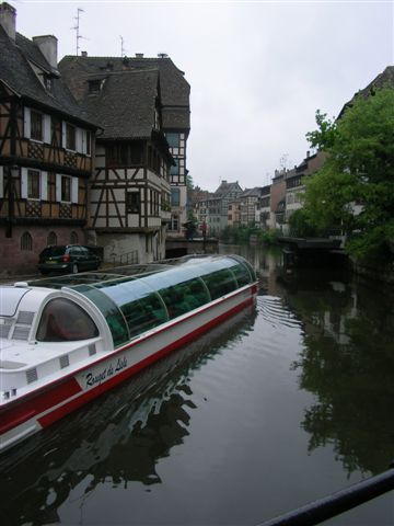 Barco de paseo por el Canal de Alsacia a su paso por el barrio de la Peque�a Francia de Estrasburgo.