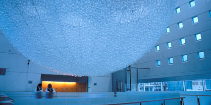 Museo Artium. Un pedazo de cielo cristalizado. Escultura de Javier Pérez.